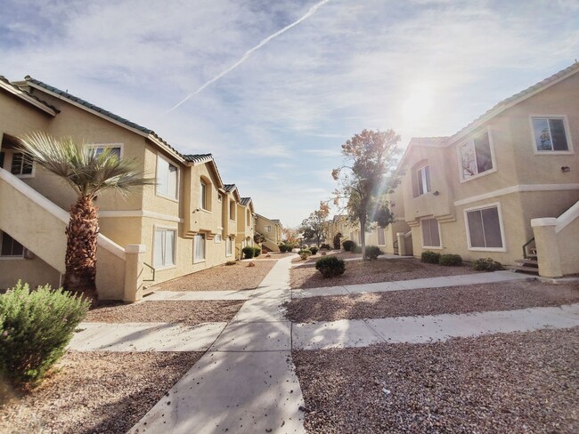 Building Photo - CUTE GATED 2BD/2BA CONDO IN LAS VEGAS!