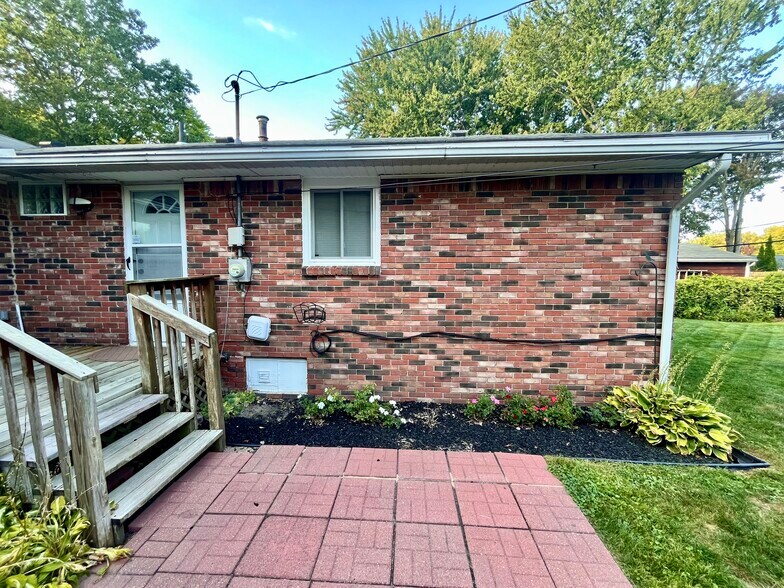 Building Photo - 297 Riverside Dr