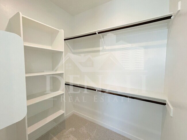 Building Photo - 784 S Hawk Ln