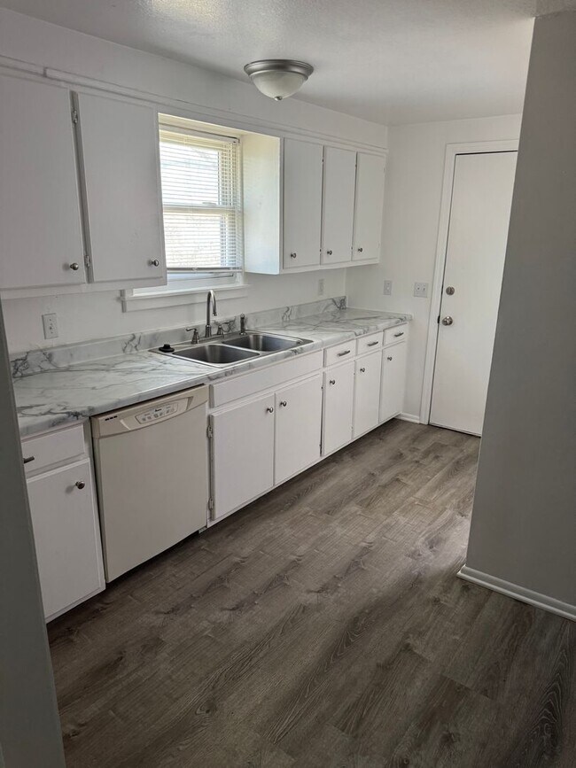 Building Photo - Beautifully Remodeled 2 Bedroom in Downtown Broken Arrow