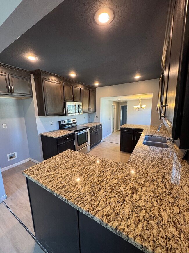 Building Photo - 3 bedroom/2 bath house