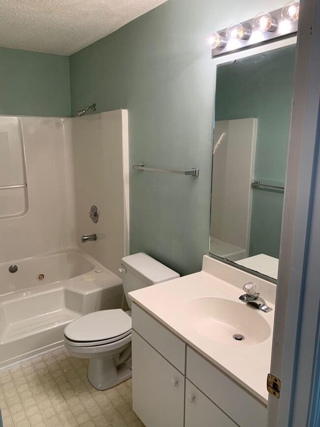 Building Photo - 2 bedroom 2 bath condo. Second Floor $1350/month