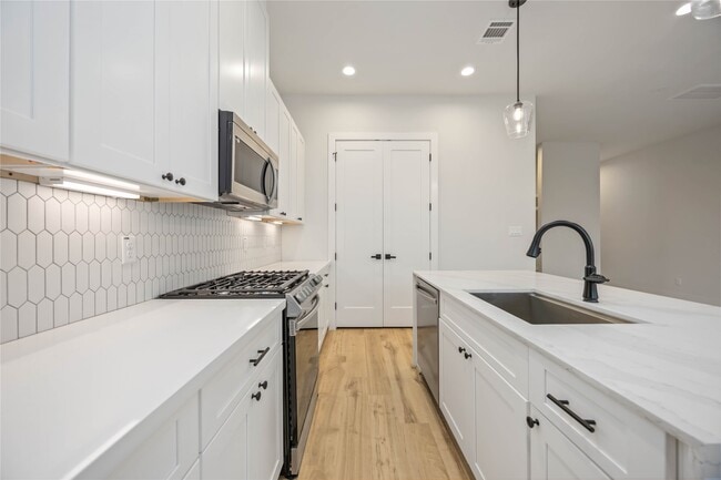 Building Photo - 6119 Campos Dr