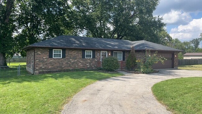 Building Photo - 621 Waneta Ave