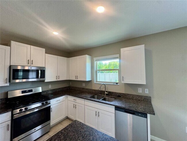Building Photo - 5415 Amaryllis Garden St