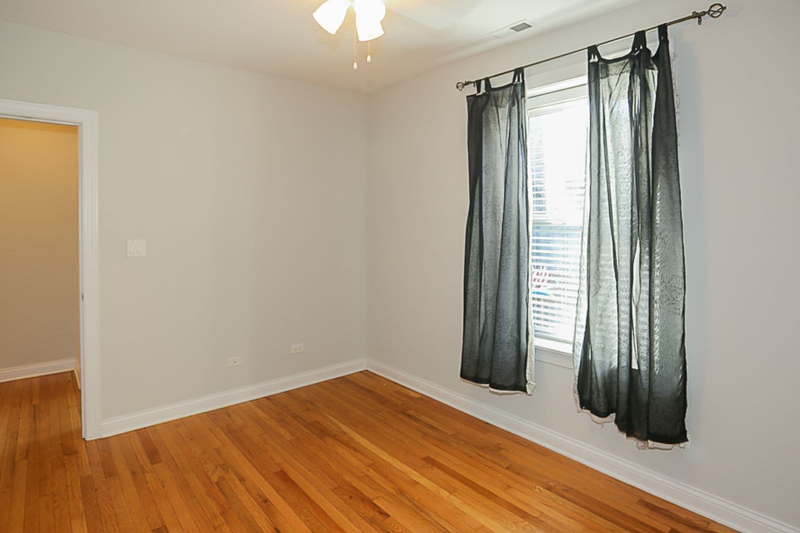 Building Photo - 3810 N Marshfield Ave