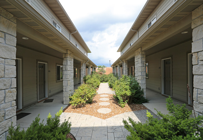 Courtyard- River Birch West - River Birch Apartments