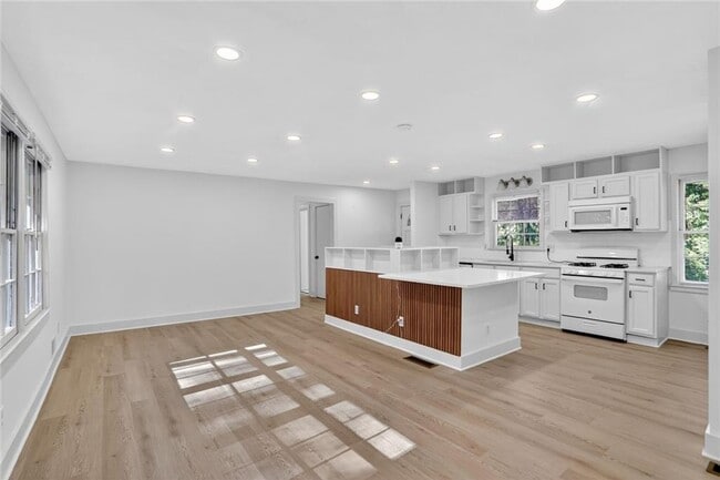 Building Photo - 2289 Addison Rd NE