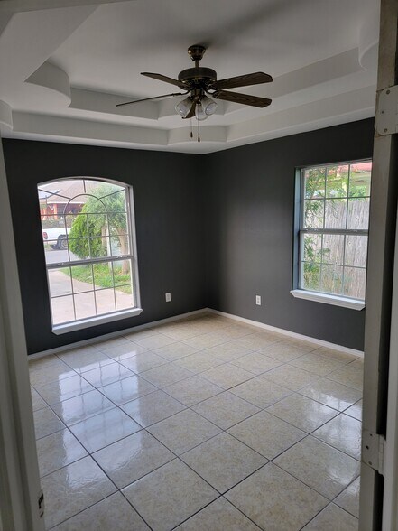 Building Photo - 610 W Blue Jay Ave