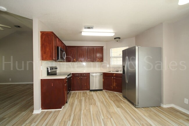 Building Photo - Well-Maintained & Move-In Ready in South K...