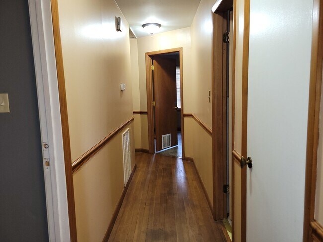 Building Photo - "Spacious 3-Bed Haven with Hardwood Floors in Huntsville – 2115 Sq Ft of Comfort!"