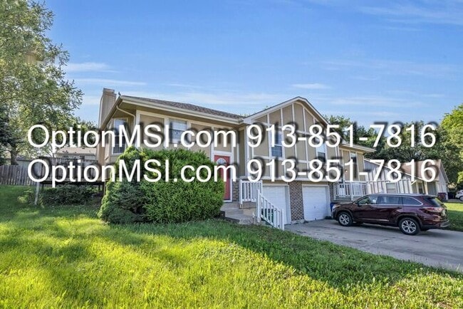 Building Photo - Spacious Townhome!