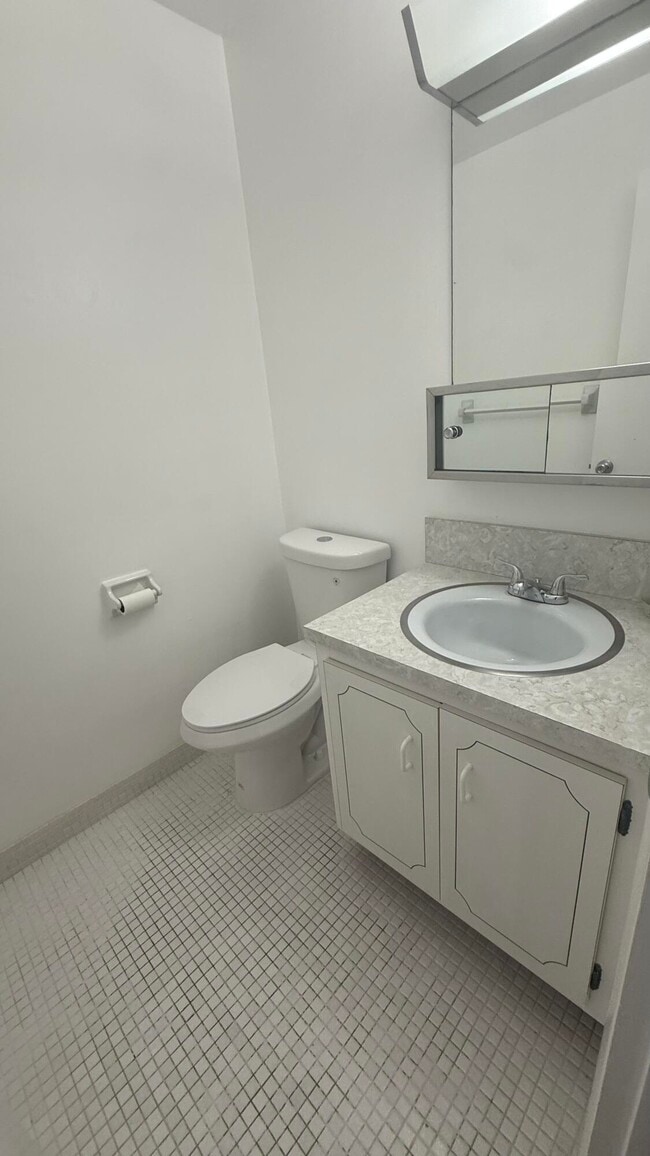Building Photo - 275 N High Point