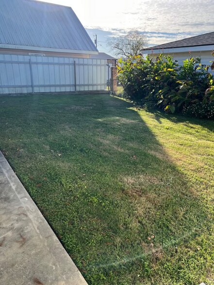 Building Photo - 2228 Riverland Dr