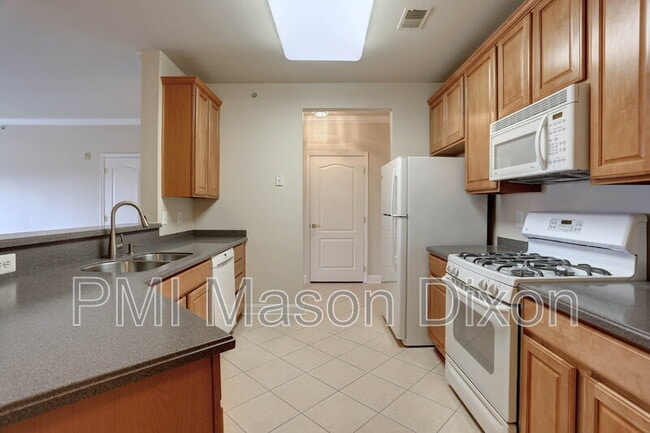 Building Photo - 5801 Clipper Ln