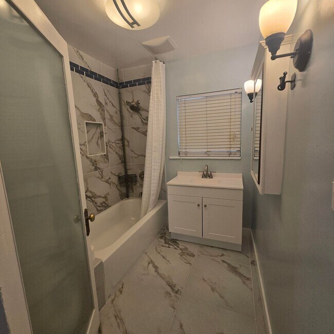 Building Photo - Warm & Welcoming Home Near Melrose with Room to Live, Work & Create