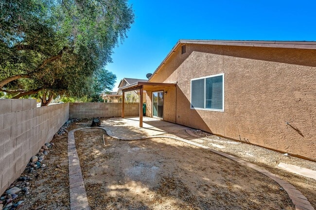 Building Photo - 8080 N Tackroom Ln