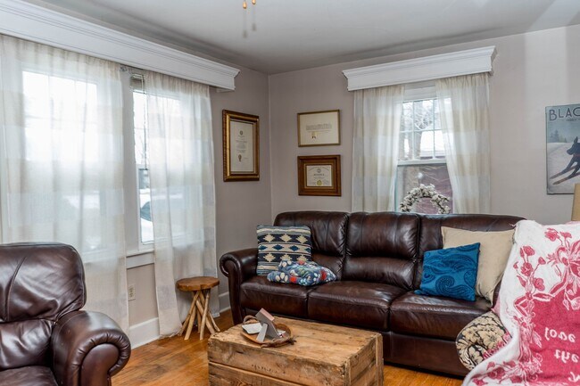 Building Photo - Centrally located bungalow!