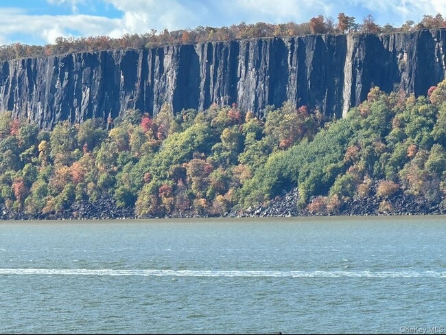 Building Photo - 31 Maple Ave