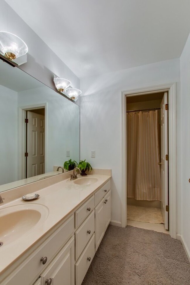 Building Photo - Spacious 4 Bed, 3 Bath Home in Convenientl...