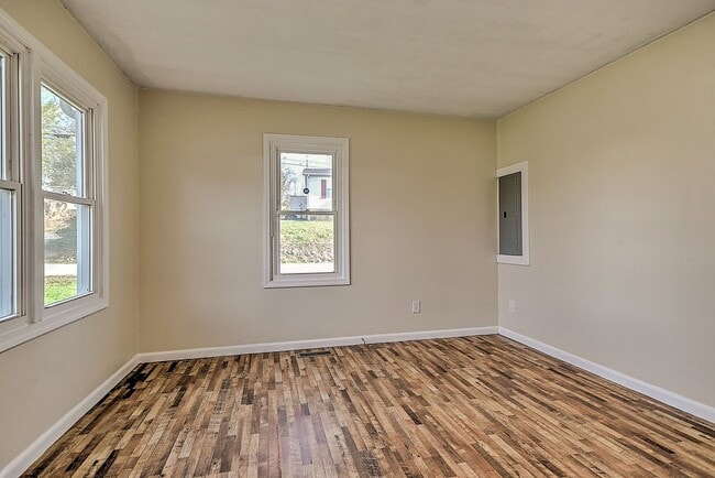 Building Photo - 214 Taylor Ave