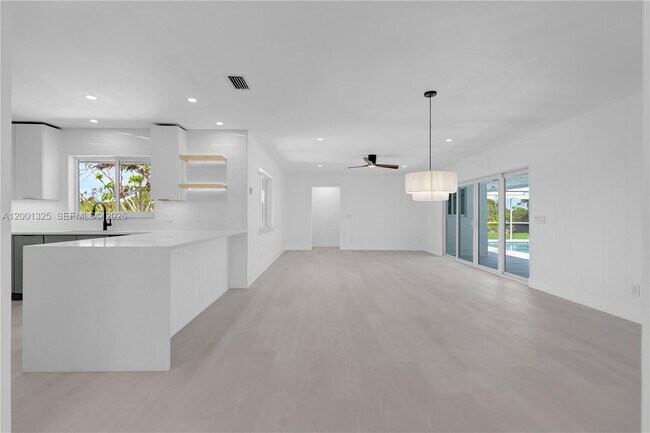 Building Photo - 9125 SE Karin St