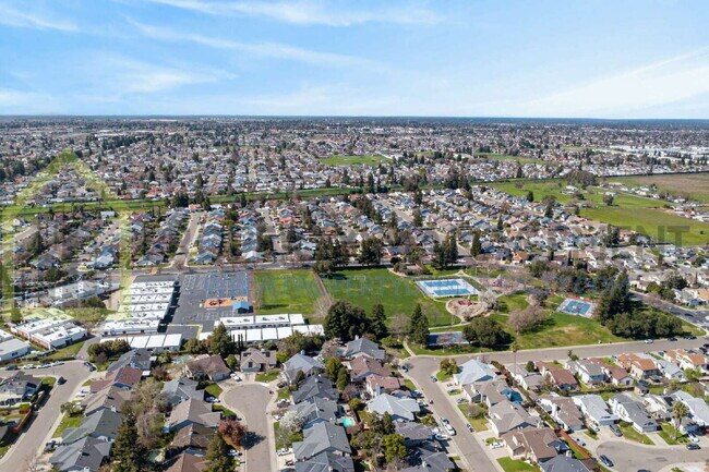 Building Photo - Spacious 3-Bedroom, 3-Bath Home Available