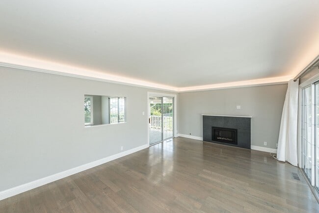 Building Photo - Updated 4 Bed / 2.5 Ba Home in Millbrae Mi...