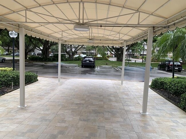 Building Photo - 2801 N Palm Aire Dr