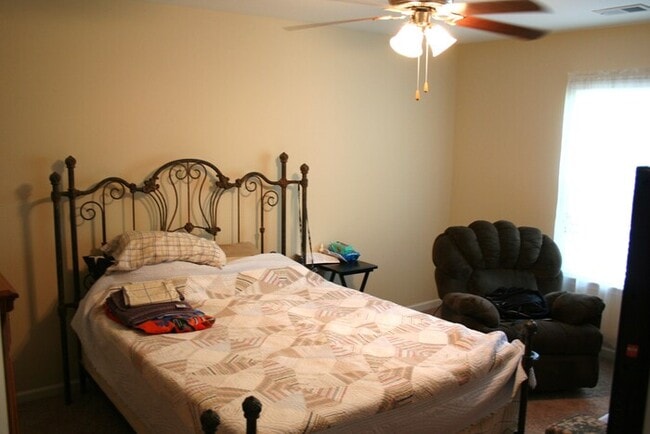 Building Photo - 4 bedroom cul de sac lot