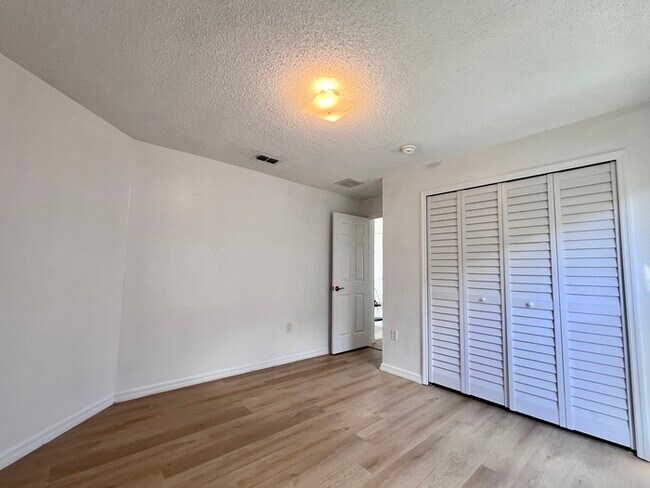 Building Photo - Beautifully Updated 3 bedroom 2 bath home ...