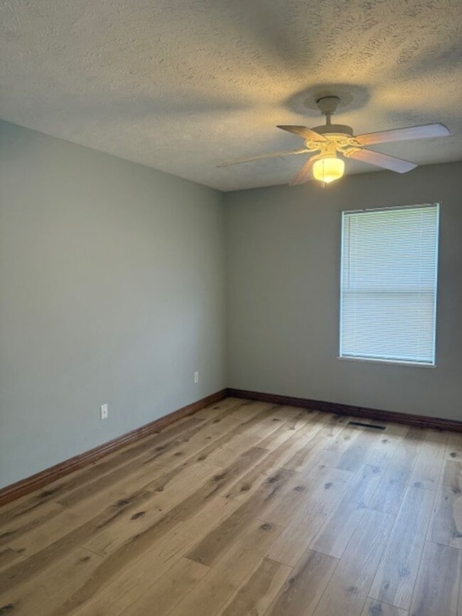 Building Photo - Remodeled Duplex in Ozark!