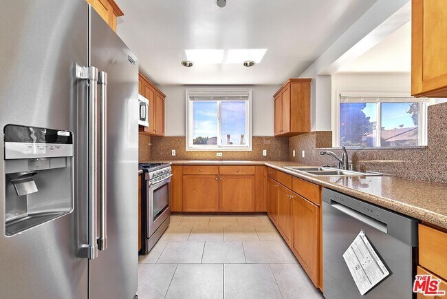 Building Photo - 2230 S Bentley Ave