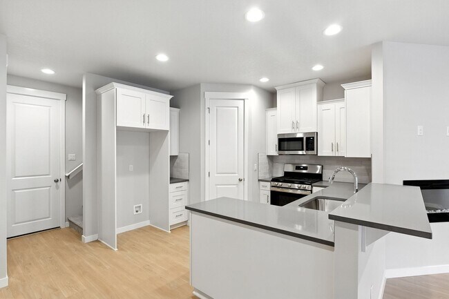 Building Photo - Brand New Townhome in Pleasant Valley Vill...