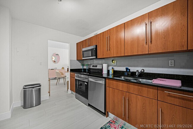 Building Photo - 3001 S Ocean Dr