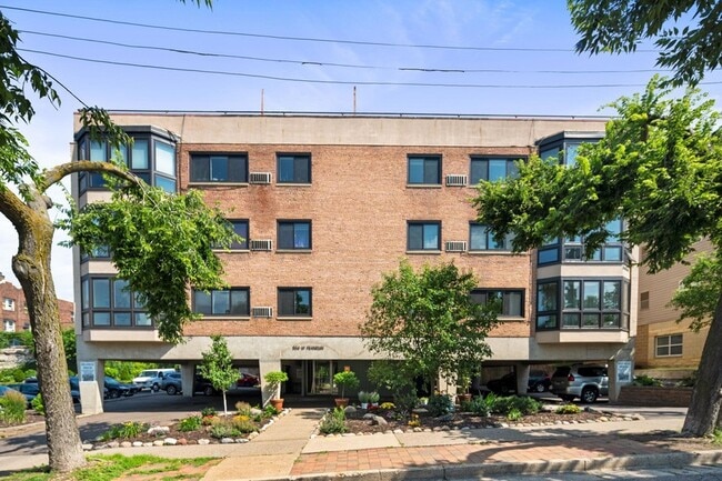 Building Photo - 504 W Franklin Ave