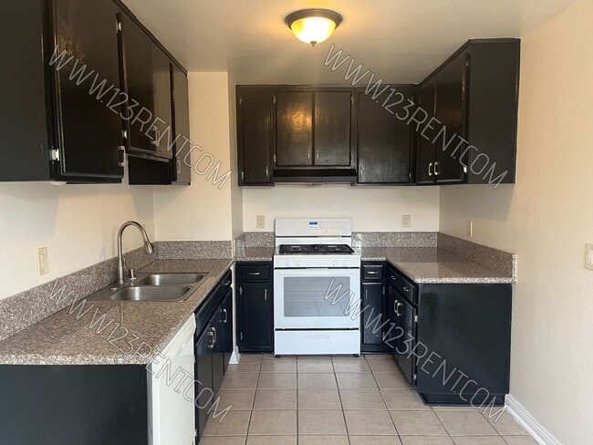 Building Photo - 2BD/1.5BTH TOWNHOUSE WEST LANCASTER