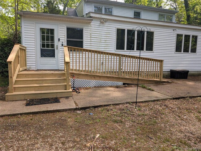 Building Photo - 45 Sunken Meadow Rd
