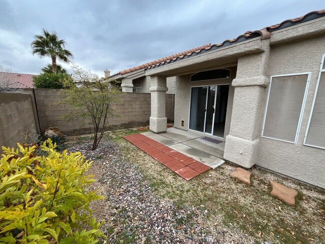 Building Photo - Lovely Gated Townhome Single Story Community.