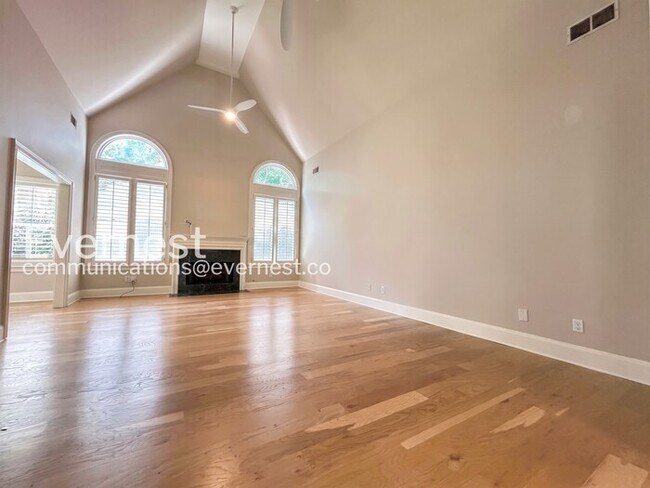 Building Photo - 5 Bed/3.5 Bath Home with Garage /Available Now!