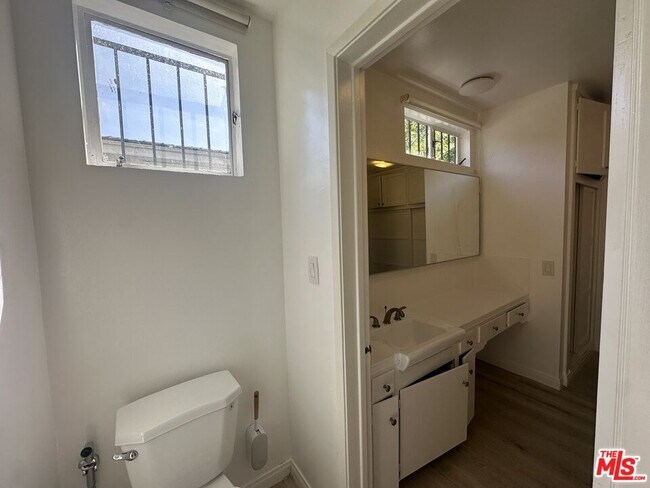 Building Photo - 1555 San Ysidro Dr