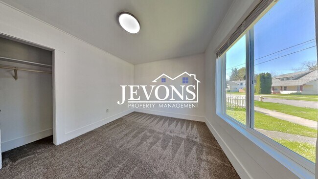 Building Photo - $300 Rent Credit - Well-kept ground-floor ...