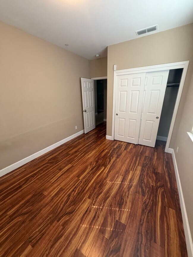 Building Photo - 2487 N Mountainside Dr