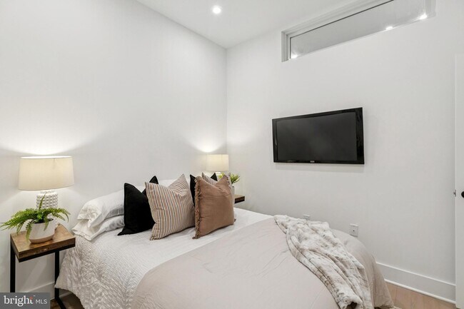 Building Photo - 30 W Allens Ln