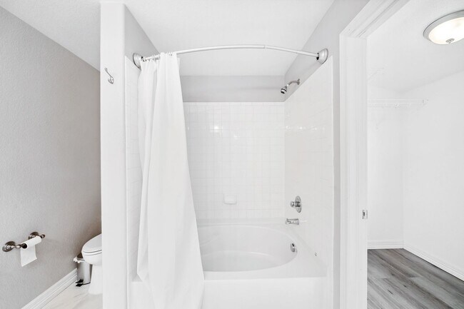 Building Photo - Modern 3BD, 2.5BA Cottonwood Condo with At...