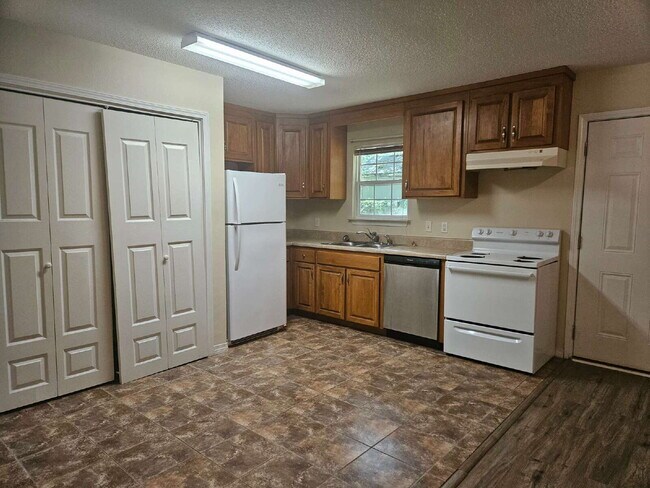 Building Photo - "Charming 3-Bed, 2-Bath Retreat Awaits!"  MOVE IN SPECIAL -- $250 off First Months Rent.