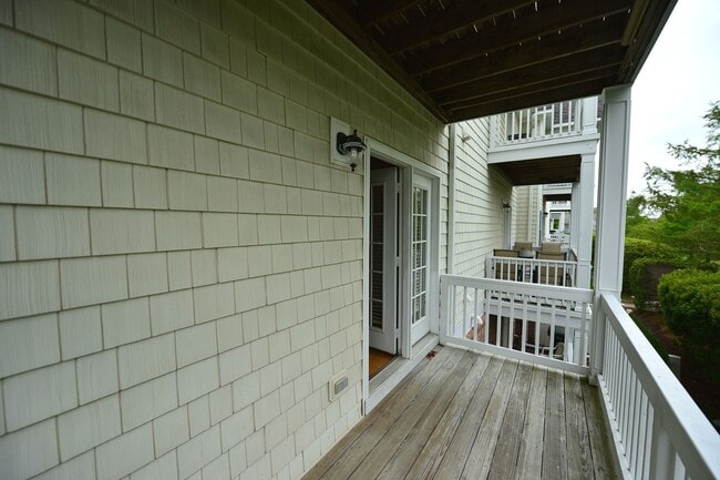Building Photo - Beach Living!