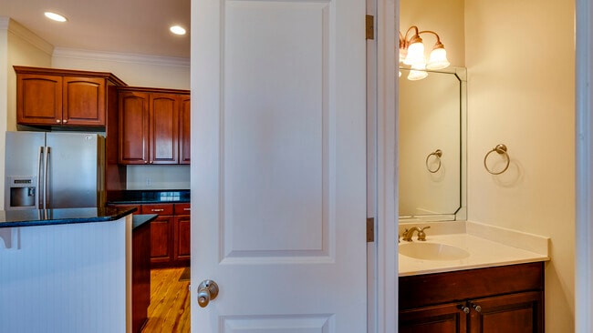 Building Photo - 407 E Hull St