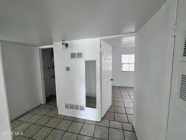 Building Photo - 813 Elmwood Ct