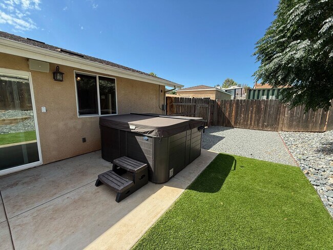 Building Photo - Beautiful 3 Bedroom 2 bath home in well de...